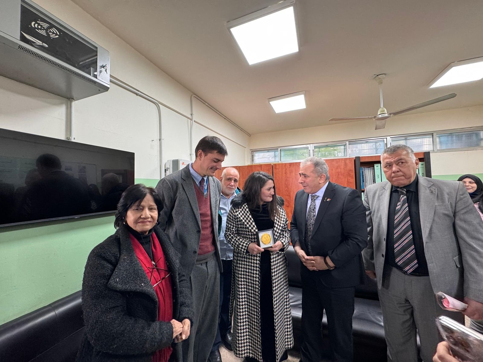 السفير الاسعد يتفقد مدرسة عسقلان في مخيم المية ومية