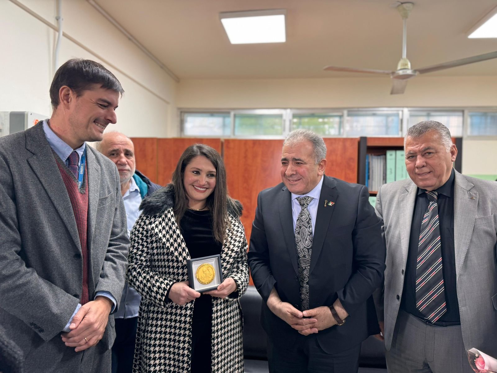 السفير الاسعد يتفقد مدرسة عسقلان في مخيم المية ومية