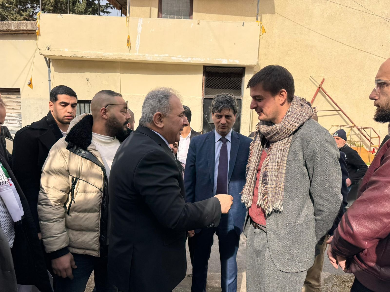 السفير الاسعد يتفقد مدرسة عسقلان في مخيم المية ومية