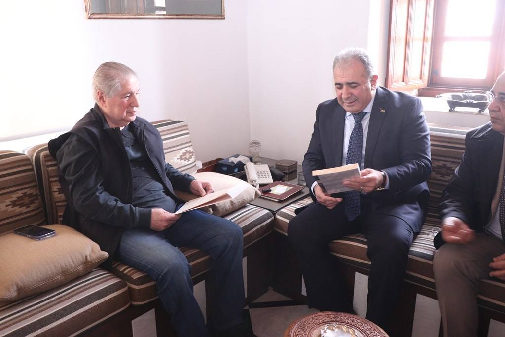 السفير الاسعد يزور الرئيس امين الجميل