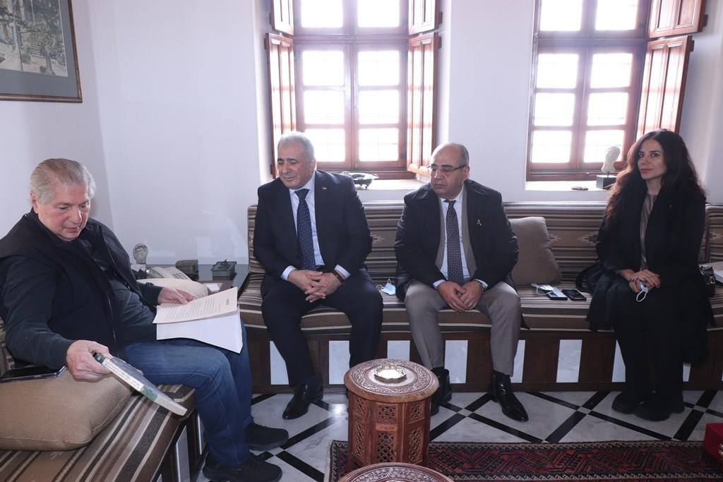 السفير الاسعد يزور الرئيس امين الجميل