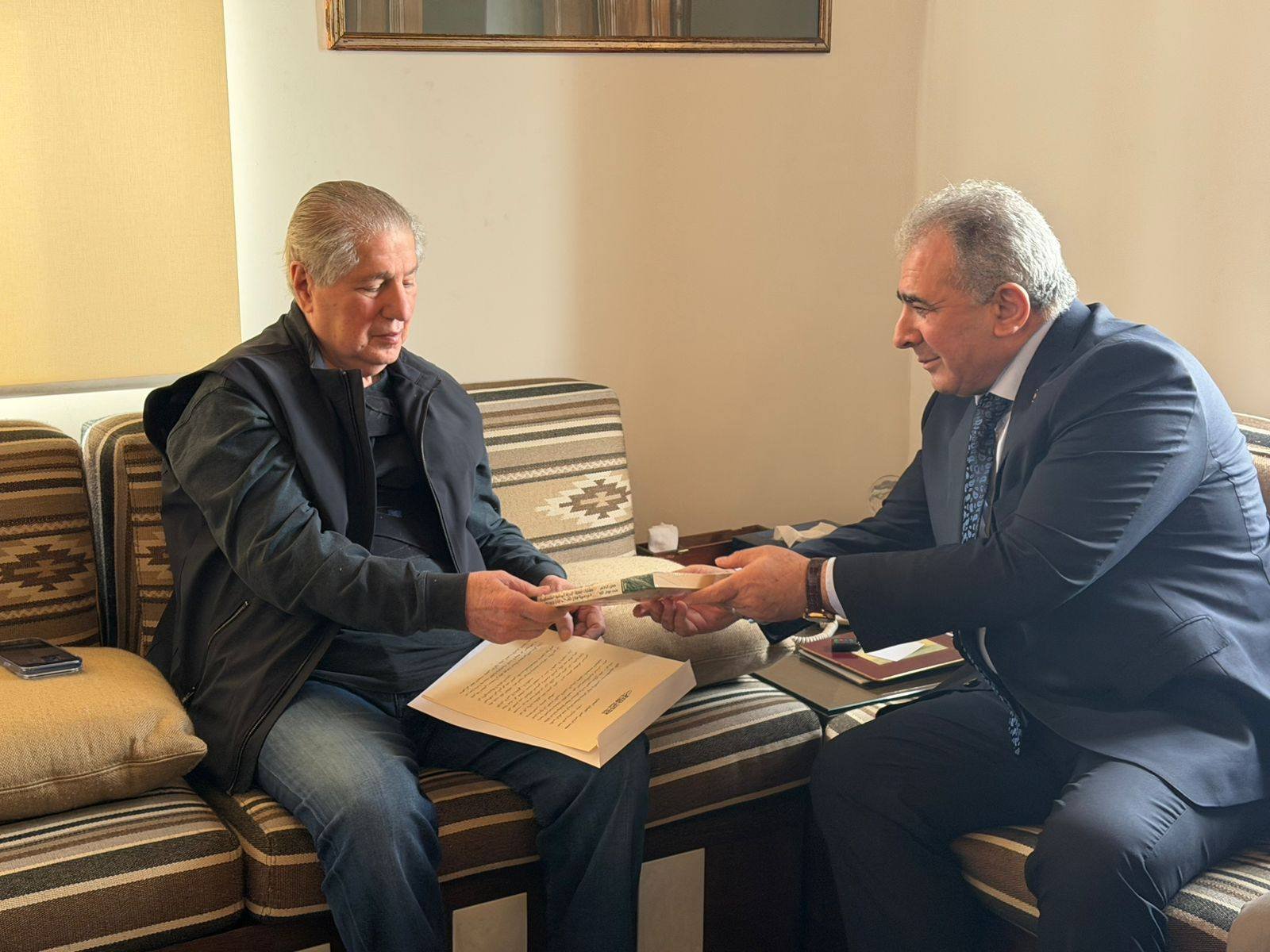 السفير الاسعد يزور الرئيس امين الجميل