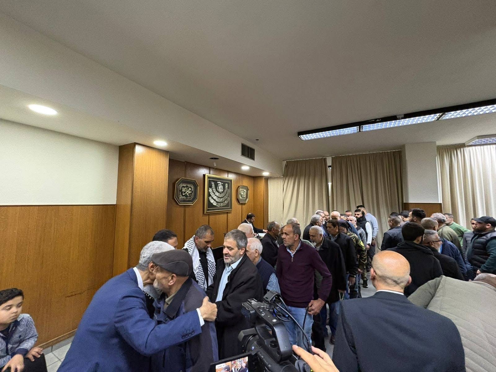 باسم الرئيس محمود عباس السفير الأسعد يقدّم درع فلسطين لعائلة المغربي