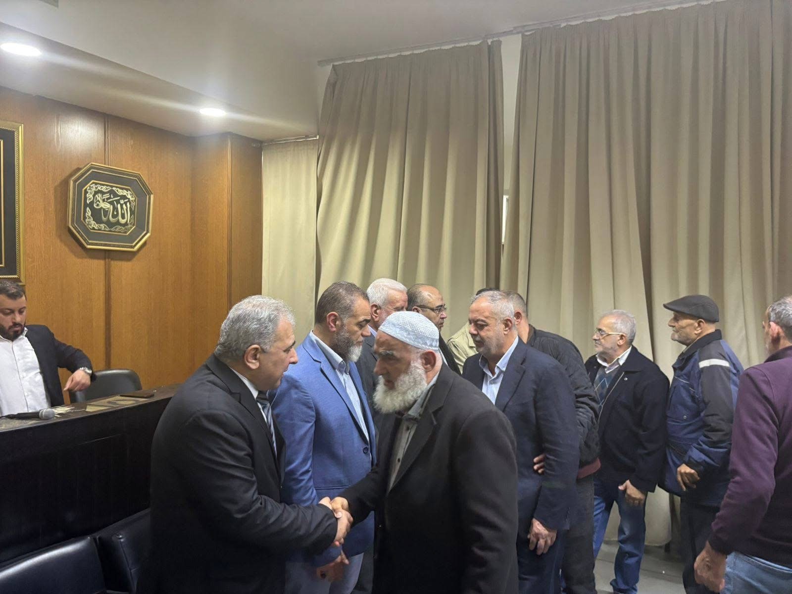 باسم الرئيس محمود عباس السفير الأسعد يقدّم درع فلسطين لعائلة المغربي