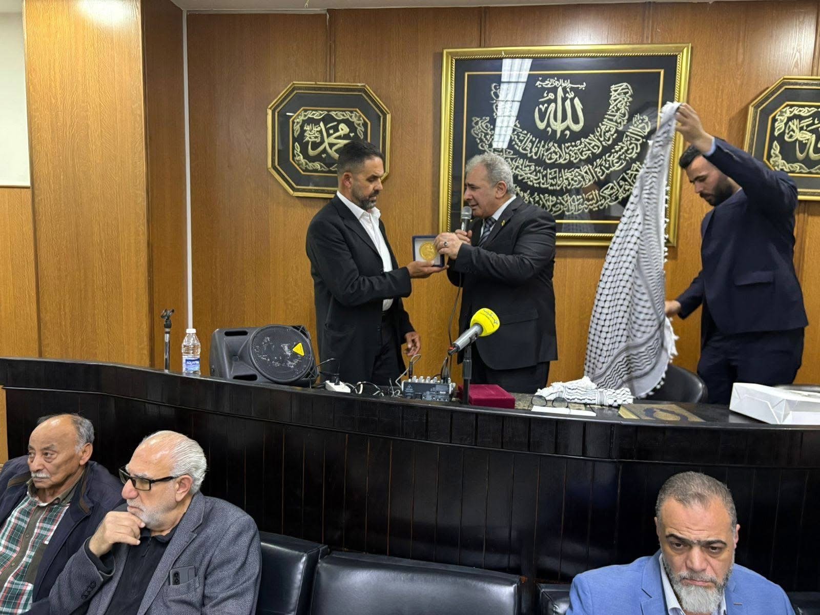 باسم الرئيس محمود عباس السفير الأسعد يقدّم درع فلسطين لعائلة المغربي