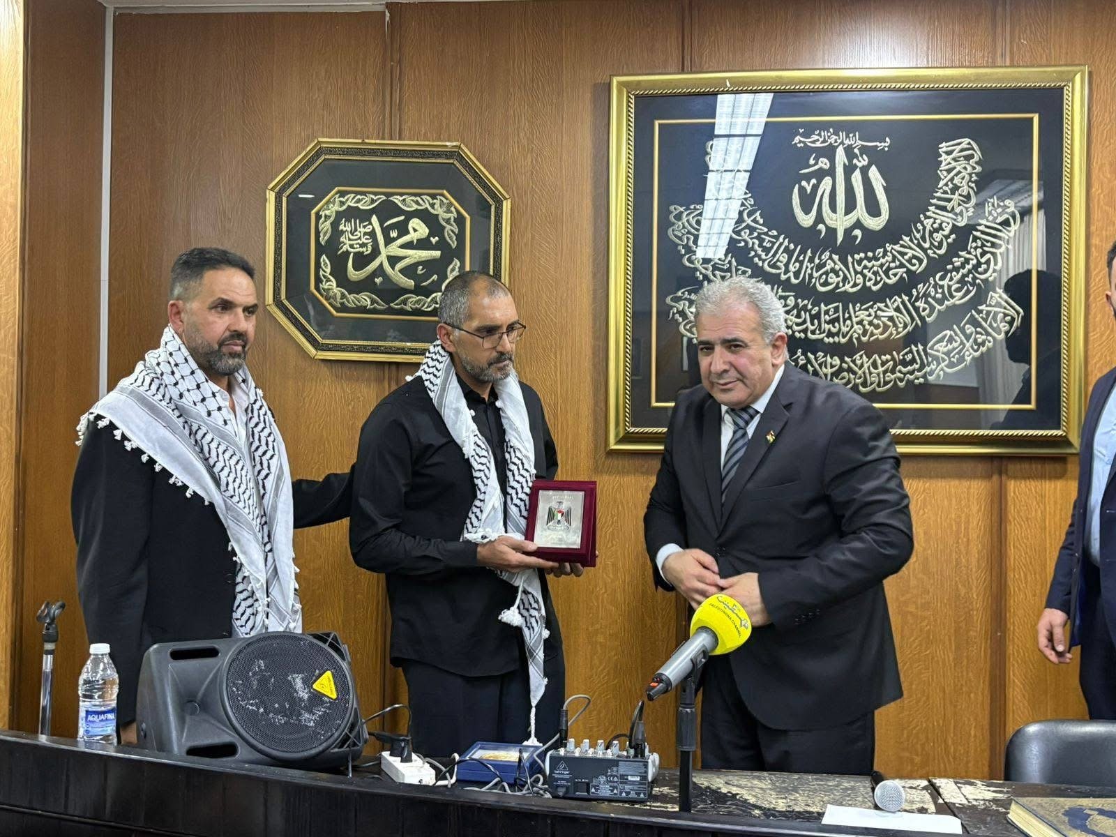 باسم الرئيس محمود عباس السفير الأسعد يقدّم درع فلسطين لعائلة المغربي