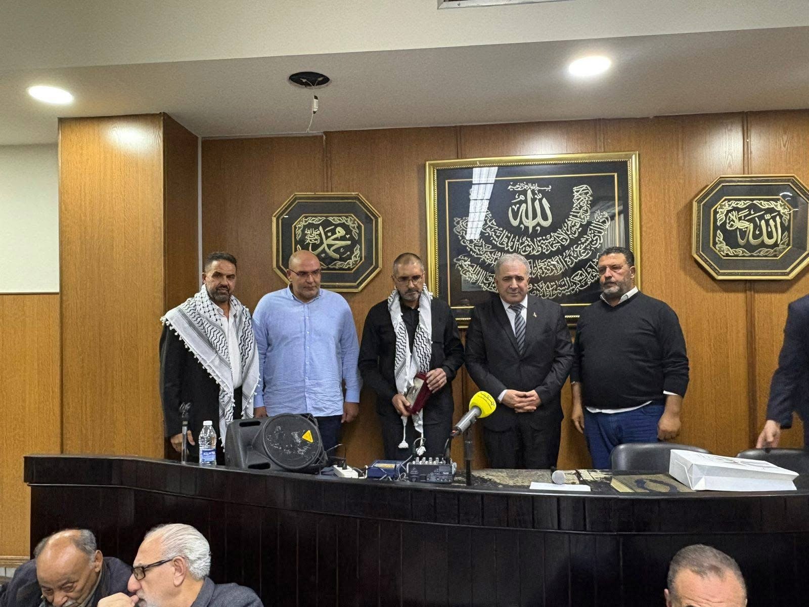 باسم الرئيس محمود عباس السفير الأسعد يقدّم درع فلسطين لعائلة المغربي