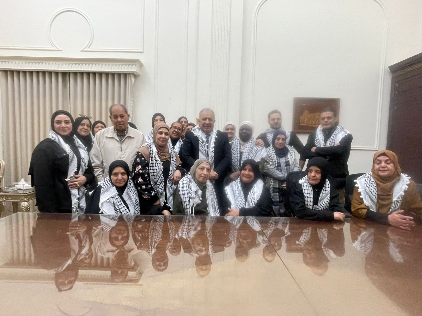 السفير الفلسطيني في لبنان يلتقي عائلات الشهداء لبحث أوضاعهم المعيشية في ظل الظروف الراهنة