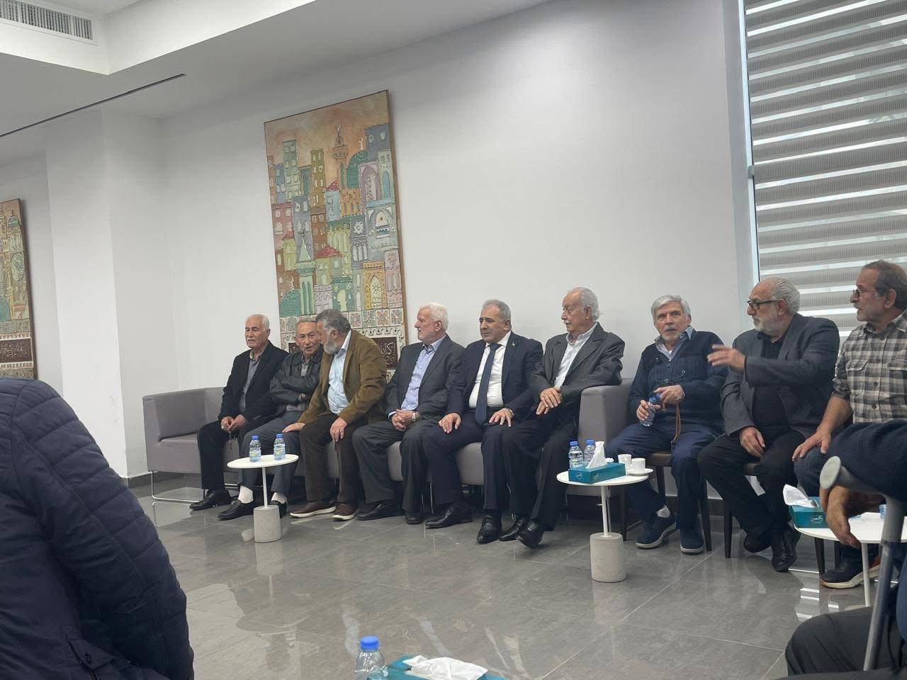 السفير الاسعد يقدم واجب العزاء لعائلة الراحلة رجاء كعوش 
